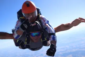 Fallschirmspringertreffen 2023 Tandemsprung Manfred - Erlebnis Abenteuer und Adrenalin im freien Fall aus 4300 Meter Höhe - Fallschirmsprung Österreich